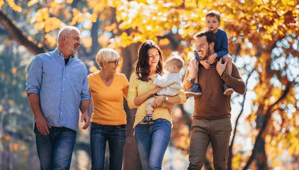 Mehrgenerationenfamilie im herbstlichen Park, die sich amüsiert